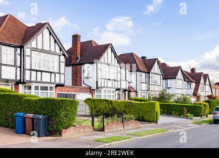 Schwarzweiß, Einzelhäuser im Tudor-Stil in einer Vorstadtstraße in Hatch End, Harrow, London, Großbritannien Stockfoto