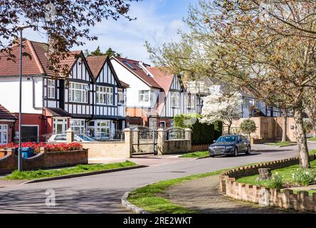 TUDOR-Stil-Einzelhäuser in einer Vorstadtstraße in Hatch End, Harrow, London, Großbritannien Stockfoto