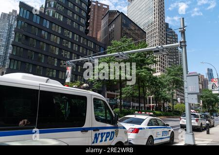 Elektronisches Mautsystem, installiert wegen Staus an einer Ecke der 60. Street und des Broadway in Manhattan, New York, gesehen am 24. Juli 2023 Stockfoto