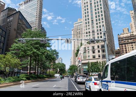 Elektronisches Mautsystem, installiert wegen Staus an einer Ecke der 60. Street und des Broadway in Manhattan, New York, gesehen am 24. Juli 2023 Stockfoto