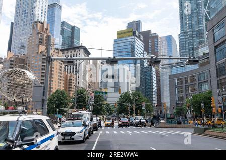 Elektronisches Mautsystem, installiert wegen Staus an einer Ecke der 60. Street und des Broadway in Manhattan, New York, gesehen am 24. Juli 2023 Stockfoto