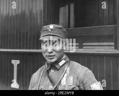 Peking, China: ca. 1937 Ein chinesischer Soldat an einem Bahnhof in Peiping während Japans Invasion in China. Stockfoto