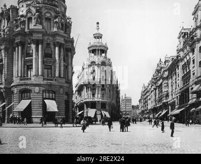 Madrid, Spanien c 1925 Grand Via, die Hauptgeschäftsstraße von Madrid, die an der Calle Alcala abzweigt. Stockfoto