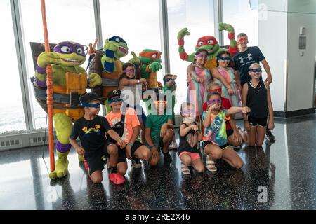New York, USA. 24. Juli 2023. Teenage Mutant Ninja Turtles Charaktere besuchen das One World Observatory in New York am 24. Juli 2023 und posieren mit Besuchern in Erwartung der Veröffentlichung von „Teenage Mutant Ninja Turtles: Mutant Mayhem“. Der Blockbuster-Film wird voraussichtlich am 2. August 2023 veröffentlicht. (Foto: Lev Radin/Sipa USA) Guthaben: SIPA USA/Alamy Live News Stockfoto