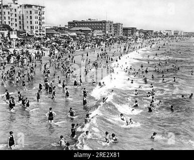 Santa Monica, Kalifornien: Dezember 1923. Die Massen der Sonntagsbader genießen das warme Wasser der Pazifikküste am Ocean Park Beach in Santa Monica. Stockfoto