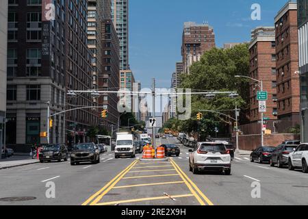 New York, USA. 24. Juli 2023. Elektronisches Mautsystem, installiert wegen Staus an einer Ecke der 61. Street und West End Avenue in Manhattan, New York, gesehen am 24. Juli 2023. Ab Frühjahr 2024 werden Autos, die Manhattan unterhalb der 60. Straße erreichen, nach einem Staugebührensystem berechnet, um den Verkehr in Geschäftsvierteln zu reduzieren. Das gesammelte Geld wird von der Metropolitan Transit Authority zur Verbesserung des öffentlichen Nahverkehrs in der Stadt verwendet. (Foto: Lev Radin/Sipa USA) Guthaben: SIPA USA/Alamy Live News Stockfoto