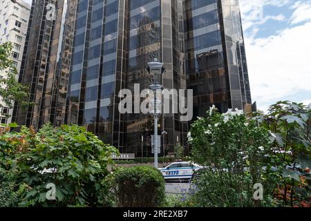 New York, USA. 24. Juli 2023. Elektronisches Mautsystem, installiert wegen Staus an einer Ecke der 60. Street und des Broadway in Manhattan, New York, gesehen am 24. Juli 2023. Ab Frühjahr 2024 werden Autos, die Manhattan unterhalb der 60. Straße erreichen, nach einem Staugebührensystem berechnet, um den Verkehr in Geschäftsvierteln zu reduzieren. Das gesammelte Geld wird von der Metropolitan Transit Authority zur Verbesserung des öffentlichen Nahverkehrs in der Stadt verwendet. (Foto: Lev Radin/Sipa USA) Guthaben: SIPA USA/Alamy Live News Stockfoto