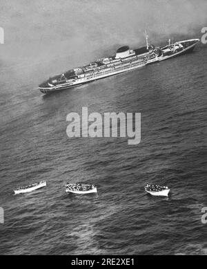Nantucket, Massachusetts: 26. Juli 1956 Rettungsboote mit Passagieren und Besatzung des italienischen Schiffes SS Andrea Doria, das kurz darauf sank. Das Schiff hatte am Abend zuvor mit dem schwedischen Schiff "MS Stockholm" kollidiert. Stockfoto