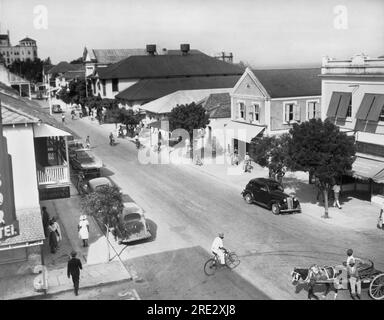 Nassau, Bahamas: 8. November 1943 die Hauptstraße in Nassau, Bay Street, an einem Freitagnachmittag, wenn alles in Erwartung des Wochenendes geschlossen ist. Stockfoto