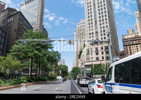 New York, New York, USA. 24. Juli 2023. Elektronisches Mautsystem, installiert wegen Staus an einer Ecke der 60. Street und des Broadway in Manhattan, New York, gesehen am 24. Juli 2023. Ab Frühjahr 2024 werden Autos, die Manhattan unterhalb der 60. Straße erreichen, nach einem Staugebührensystem berechnet, um den Verkehr in Geschäftsvierteln zu reduzieren. Das gesammelte Geld wird von der Metropolitan Transit Authority zur Verbesserung des öffentlichen Nahverkehrs in der Stadt verwendet. (Kreditbild: © Lev Radin/ZUMA Press Wire) NUR REDAKTIONELLE VERWENDUNG! Nicht für den kommerziellen GEBRAUCH! Stockfoto