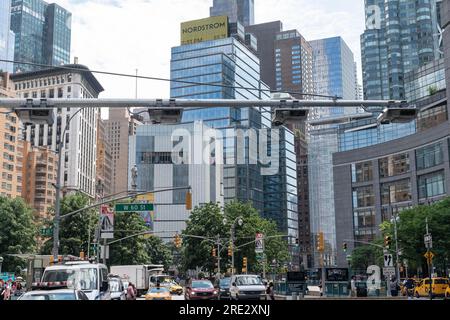 New York, New York, USA. 24. Juli 2023. Elektronisches Mautsystem, installiert wegen Staus an einer Ecke der 60. Street und des Broadway in Manhattan, New York, gesehen am 24. Juli 2023. Ab Frühjahr 2024 werden Autos, die Manhattan unterhalb der 60. Straße erreichen, nach einem Staugebührensystem berechnet, um den Verkehr in Geschäftsvierteln zu reduzieren. Das gesammelte Geld wird von der Metropolitan Transit Authority zur Verbesserung des öffentlichen Nahverkehrs in der Stadt verwendet. (Kreditbild: © Lev Radin/ZUMA Press Wire) NUR REDAKTIONELLE VERWENDUNG! Nicht für den kommerziellen GEBRAUCH! Stockfoto