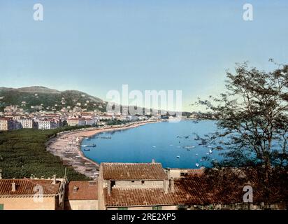 Cannes, Frankreich: c. 1890 Ein Fotochrom der Aussicht auf Cannes vom Mont Chevalier an der französischen Riviera. Stockfoto