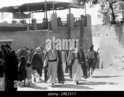 Bagdad, Irak. 1932 Einwohner Bagdads kommen von der Katah-Brücke, die über den Tigris River führt. Stockfoto