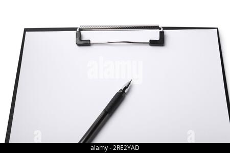 Klemmbrett mit Blatt Papier und Stift isoliert auf weiß Stockfoto