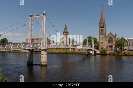 Inverness, Schottland, Großbritannien. 3. Juni 2023 Die Freie Kirche von Schottland überblickt. Der Fluss Ness und die Greig Street Fußgängerbrücke über den Fluss Ness, Inver Stockfoto