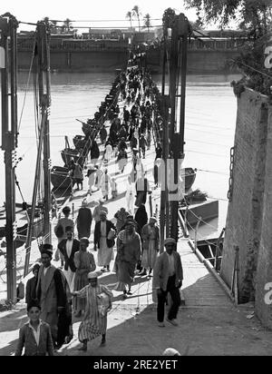 Bagdad, Irak: 1932 Einwohner überqueren den Tigris River auf der Katah Bridge. Stockfoto