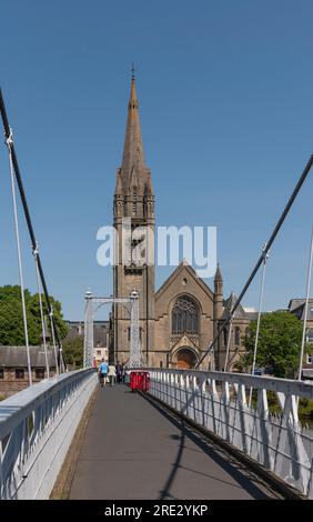 Inverness, Schottland, Großbritannien. 3. Juni 2023 Die Freie Kirche von Schottland überblickt. Der Fluss Ness und die Greig Street Fußgängerbrücke über den Fluss Ness, Inver Stockfoto