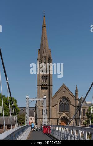 Inverness, Schottland, Großbritannien. 3. Juni 2023 Die Freie Kirche von Schottland überblickt. Der Fluss Ness und die Greig Street Fußgängerbrücke über den Fluss Ness, Inver Stockfoto