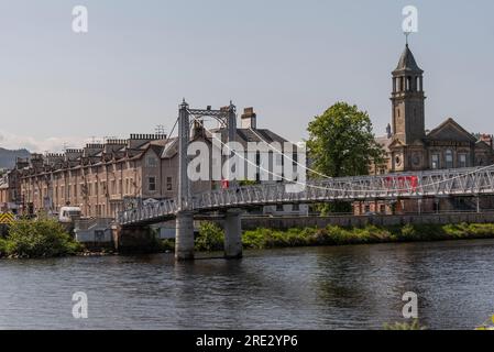 Inverness, Schottland, Großbritannien. 3. Juni 2023 Die Fußgängerbrücke der Flüsse Ness und Greig Street mit dem historischen Chisholms-Gebäude auf der anderen Seite des Flusses Ness, Inverne Stockfoto