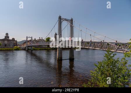 Inverness, Schottland, Großbritannien. 3. Juni 2023 Die Fußgängerbrücke River Ness und Greig Street über den Fluss Ness, Inverness, Schottland. Stockfoto