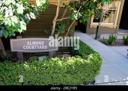 Almond Courtyard; das Winchester Mystery House in San Jose, Kalifornien; ehemalige Heimat von Sarah Winchester, Witwe des Schusswaffenmagnaten William Winchester. Stockfoto