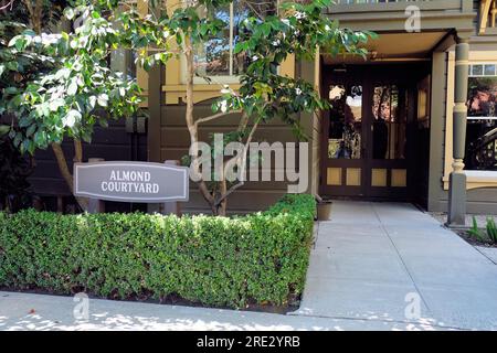 Almond Courtyard; das Winchester Mystery House in San Jose, Kalifornien; ehemalige Heimat von Sarah Winchester, Witwe des Schusswaffenmagnaten William Winchester. Stockfoto