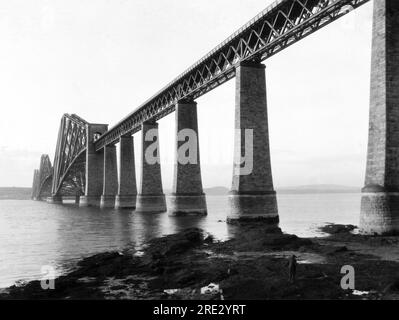 Edinburgh, Schottland, Großbritannien: c. 1922 The Forth Bridge across the Firth of Forth in der Nähe von Queens Ferry in Schottland. Stockfoto