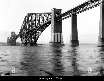 Edinburgh, Schottland, Großbritannien: c. 1922 The Forth Bridge across the Firth of Forth in der Nähe von Queens Ferry in Schottland. Stockfoto