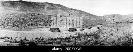 Vereinigte Staaten: 1918 die Karawane mit Lkw und Autos des Goodyear Wingfoot Express hielt irgendwo auf dem Lincoln Highway auf der Fahrt von Boston nach San Francosco. Stockfoto