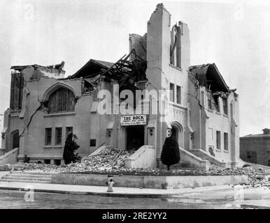 Long Beach, Kalifornien: 10. März 1933 die Kirche Methodist Episcopal in Long Beach nach dem Erdbeben von 6,4. Es wurde für "The Rock", Ein mächtiges Bibeldrama, am kommenden Sonntag geworben. Stockfoto