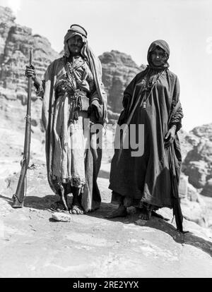 Jordanien: ca. 1924 Ein Beduine des Bdul-Stammes Petra und seine schwangere Frau. Stockfoto