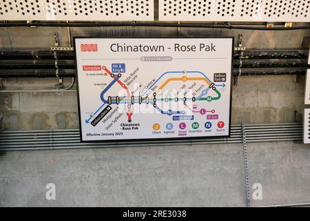 STRECKENKARTE DES MUNI-Zuges an der U-Bahn-Station Chinatown Rose Pak in Chinatown, San Francisco, Kalifornien; Routenführer für öffentliche Verkehrsmittel MUNI. Stockfoto