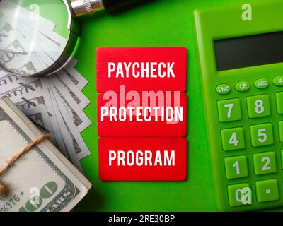 Draufsicht mit dem Wort PAYCHECK PROTECTION PROGRAM. Geschäftskonzept. Stockfoto