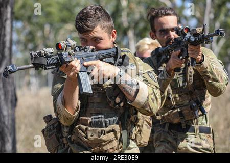 Soldaten der Delta Company, 1. Bataillon, 21. Infanterie-Regiment, verfeinern ihre Fähigkeiten durch Kampfübungen, bevor sie mit der Rotation des Joint Pacific Multinational Readiness Center in Townsville Field Training Area, Australien, am 21. Juli 2023 beginnen. Talisman Sabre ist die größte bilaterale Militäraktion zwischen Australien und den Vereinigten Staaten, bei der ein freier und offener Indo-Pacific gefördert wird, indem die Beziehungen und die Interoperabilität zwischen den wichtigsten Alliierten gestärkt und unsere kollektiven Fähigkeiten verbessert werden, um auf eine Vielzahl potenzieller Sicherheitsbedenken zu reagieren. (FOTOS DER US-Armee von Kapitän Stacey Lasay) Stockfoto