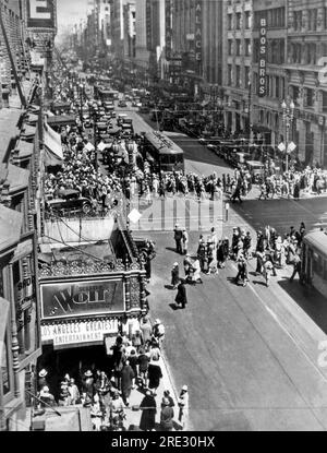 Los Angeles, Kalifornien: ca. 1924. Ein geschäftiger Broadway in der Seventh Street im Zentrum von Los Angeles mit Fußgängerzonen, Autos und Straßenbahnen. Stockfoto