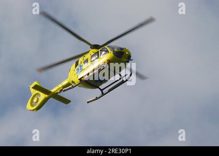 Ein Airbus Helicopters H135 Medical Helicopter Registration EC-MMQ fliegt mit dem Landeanflug auf dem Hafen Helipad, Ceuta, Spanien, April 2023 ein. Stockfoto