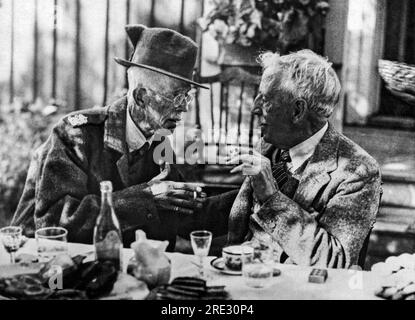 Göteborg, Schweden c. 1935 König Gustav von Schweden auf seiner jährlichen Elchjagd mit Benjamin Guinness aus London. Stockfoto