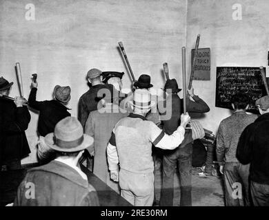 Stockton, Kalifornien: 23. April 1937. Streikposten bewaffnen sich mit Fledermäusen, Stöcken, Schraubenschlüsseln usw., während sie sich auf die Einsatzbereitschaft der Konservenfabrik vorbereiten. Stockfoto