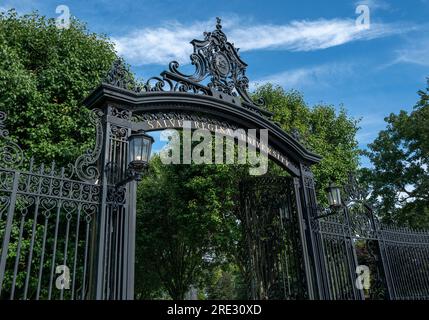 NEWPORT, R.I. – 22. Juli 2023: Ein Tor auf dem Campus der Salve Regina University in Newport, Rhode Island. Stockfoto