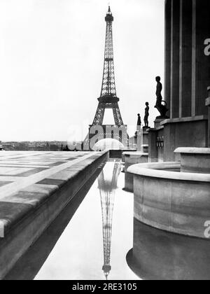 Paris, Frankreich: c. 1938 der Eiffelturm spiegelt sich im Pool vor dem Trocadero in Paris wider. Stockfoto