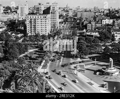 Los Angeles, Kalifornien: ca. 1939. Nach Osten auf den Wilshire Blvd. An der Hoover St. mit Simon's Drive-in unten rechts und das Arcady Hotel ein paar Blocks weiter auf der linken Seite. Stockfoto