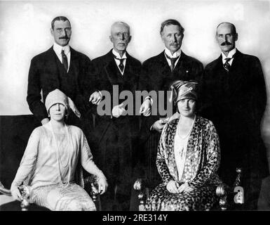 Europa 14. Oktober 1927 vier der königlichen Herrscher Nordeuropas. L-R: König Christian von Dänemark, König Gustav von Schweden, König Albert von Belgien und König Haakon von Norwegen. Zwei Königinnen sitzen vorne. Stockfoto