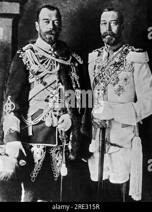 England: c. 1915 Hier sind zwei Cousins, Zar Nicholas II. Von Russland, links, in englischer Uniform, und König George V. von England, in russischen Regimentalen. Es war eine malerische Höflichkeit, die unter den königlichen Herrschern der damaligen Zeit beobachtet wurde, als sie einander besuchten. Stockfoto