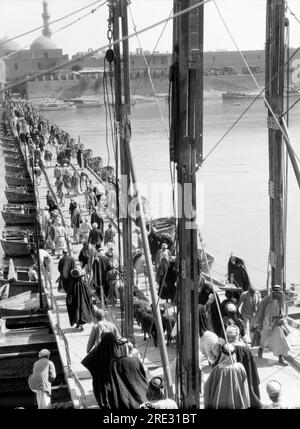 Bagdad, Irak: 1932 mit Blick nach Norden über die Katah-Brücke über den Tigris River. Stockfoto