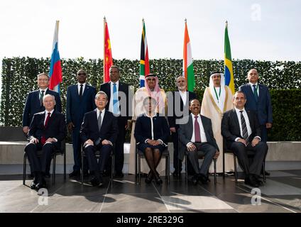 Johannesburg, Südafrika. 24. Juli 2023. Wang Yi (2. l, Front), Mitglied des Politischen Büros des Zentralkomitees der Kommunistischen Partei Chinas (CPC) und Direktor des Büros der CPC-Zentralkommission für auswärtige Angelegenheiten, Posiert für ein Foto mit den Delegierten des 13. Treffens der nationalen BRICS-Sicherheitsberater und Hohen Vertreter für nationale Sicherheit am 24. Juli 2023 in Johannesburg (Südafrika). Kredit: Zhang Yudong/Xinhua/Alamy Live News Stockfoto