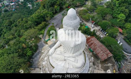 Luftfotografie, weißer großer Buddha von Phuket. Phukets großer Buddha ist eines der wichtigsten und verehrtesten Wahrzeichen der Insel. Stockfoto