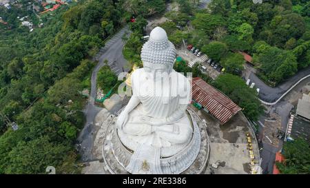 Luftfotografie, weißer großer Buddha von Phuket. Phukets großer Buddha ist eines der wichtigsten und verehrtesten Wahrzeichen der Insel. Stockfoto