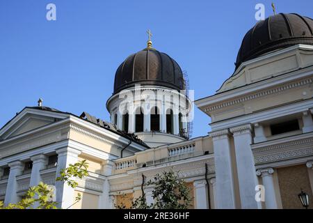 Odessa, Ukraine. 24. Juli 2023. Die beschädigte Spaso-Preobrazhensky-Kathedrale (Transfigurationskathedrale) am Kathedralenplatz. Am Tag nach dem Raketenangriff in Odessa. Laut Einsatzkommando "Süd" haben die russischen Truppen in der Nacht des 23. Juli 2023 in Odesa Raketen abgefeuert, mit 5 Arten von Raketen aller Art: Kaliber, Onyx, KH-22, Iskander-M. Die Hafeninfrastruktur, 6 Wohngebäude und die Kathedrale von Spaso-Preobrazhensky (Transfigurationskathedrale) wurden beschädigt. Kredit: SOPA Images Limited/Alamy Live News Stockfoto