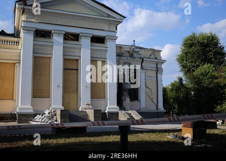 Odessa, Ukraine. 24. Juli 2023. Die beschädigte Spaso-Preobrazhensky-Kathedrale (Transfigurationskathedrale) am Kathedralenplatz. Am Tag nach dem Raketenangriff in Odessa. Laut Einsatzkommando "Süd" haben die russischen Truppen in der Nacht des 23. Juli 2023 in Odesa Raketen abgefeuert, mit 5 Arten von Raketen aller Art: Kaliber, Onyx, KH-22, Iskander-M. Die Hafeninfrastruktur, 6 Wohngebäude und die Kathedrale von Spaso-Preobrazhensky (Transfigurationskathedrale) wurden beschädigt. Kredit: SOPA Images Limited/Alamy Live News Stockfoto