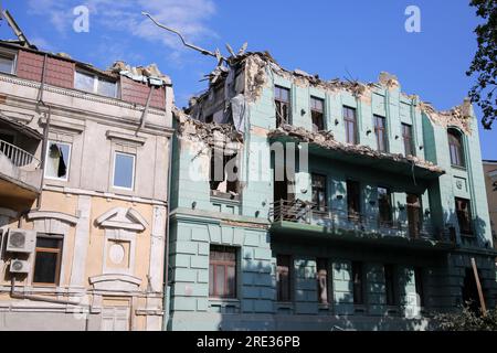 Odessa, Ukraine. 24. Juli 2023. Zerstörung durch eine Rakete, die am Tag nach dem Raketenangriff in Odessa auf die Preobrazhenskaya Street abgefeuert wurde. Laut Einsatzkommando "Süd" haben die russischen Truppen in der Nacht des 23. Juli 2023 in Odesa Raketen abgefeuert, mit 5 Arten von Raketen aller Art: Kaliber, Onyx, KH-22, Iskander-M. Die Hafeninfrastruktur, 6 Wohngebäude und die Kathedrale von Spaso-Preobrazhensky (Transfigurationskathedrale) wurden beschädigt. Dazu gehören 4 Kinder: 11, 12 Jahre und zwei 17-jährige. Kredit: SOPA Images Limited/Alamy Live News Stockfoto